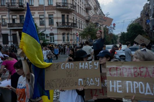 22일(현지시간) 우크라이나 수도 키이우에서 정부의 반부패 기관 독립성 훼손 법안에 반대하는 시위가 열리고 있다. 우크라이나에서 2019년 젤렌스키 정부 출범 및 2022년 러시아의 침공 이후 반정부 시위가 열린 건 이번이 처음이다. 2025.7.22 키이우 AFP 연합뉴스