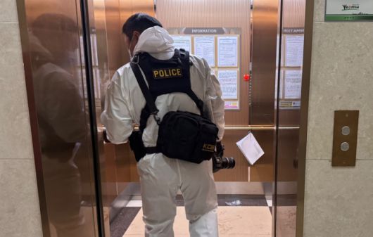 총기사고 아파트 들어서는 경찰 - 21일 총기 사고가 발생한 인천 연수구 한 아파트 단지에 경찰 수사관이 엘리베이터를 타고 들어가고 있다.  2025.7.21 뉴스1