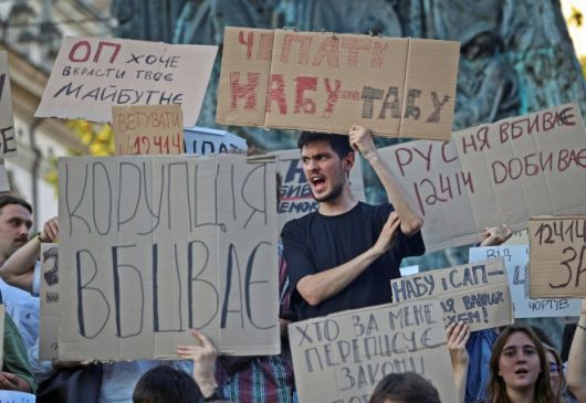22일(현지시간) 우크라이나 서부 르비우에서 정부의 반부패 기관 독립성 훼손 법안에 반대하는 시위가 열리고 있다. 우크라이나에서 2019년 젤렌스키 정부 출범 및 2022년 러시아의 침공 이후 반정부 시위가 열린 건 이번이 처음이다. 2025.7.22 르비우 로이터 연합뉴스
