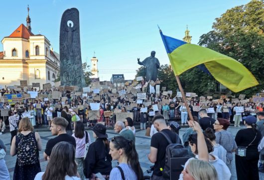 22일(현지시간) 우크라이나 서부 르비우에서 정부의 반부패 기관 독립성 훼손 법안에 반대하는 시위가 열리고 있다. 우크라이나에서 2019년 젤렌스키 정부 출범 및 2022년 러시아의 침공 이후 반정부 시위가 열린 건 이번이 처음이다. 2025.7.22 르비우 로이터 연합뉴스