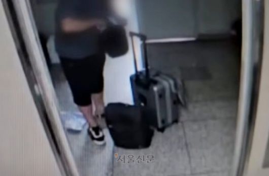 인천에서 가족 간에 사제 총기를 발사해 1명이 숨졌다.  경찰에 따르면 20일 오후 9시 31분께 인천시 연수구 송도동 모 아파트에서 총기 사건이 발생했다는 신고가 접수됐고, 총에 맞은 30대 남성이 119구급대에 의해 병원으로 옮겨졌으나 숨졌다. 피의자와 피해자는 가족 관계인 것으로 전해졌다.  사진은 피의자가 가방을 들고 이동하는 모습. 2025.7.21 YTN 캡쳐