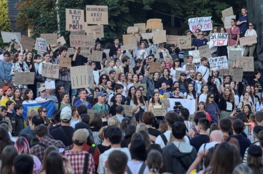 22일(현지시간) 우크라이나 서부 르비우에서 정부의 반부패 기관 독립성 훼손 법안에 반대하는 시위가 열리고 있다. 우크라이나에서 2019년 젤렌스키 정부 출범 및 2022년 러시아의 침공 이후 반정부 시위가 열린 건 이번이 처음이다. 2025.7.22 르비우 로이터 연합뉴스