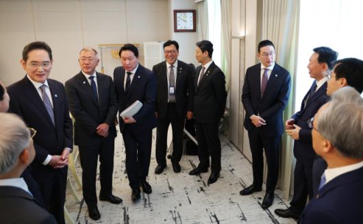 대통령 간담회 참석한 기업 총수들 - 13일 서울 용산 대통령실에서 이재명 대통령 주재로 열린 6경제단체·기업인 간담회에 참석한 경제단체장, 기업총수, 장관들이 대화하고 있다. 왼쪽부터 이재용 삼성전자 회장, 정의선 현대차 그룹 회장, 최태원 SK그룹 회장 겸 대한상공회의소 회장, 김병환 금융위원장, 안덕근 산업통상자원부 장관, 구광모 LG그룹 회장. 2025.6.13 대통령실통신사진기자단