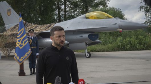 볼로디미르 젤렌스키 우크라이나 대통령이 지난해 8월 F-16 전투기를 배경으로 기자회견을 하고 있다. AP 연합뉴스 자료사진