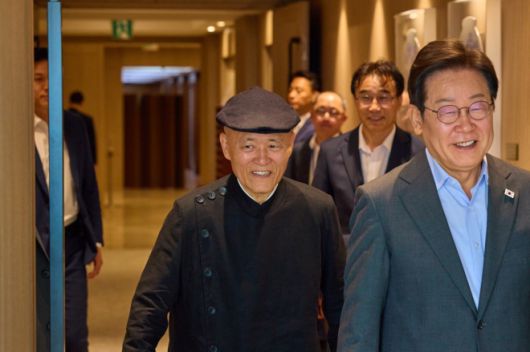 이재명 대통령, 도올 김용옥 전 고려대 교수와 오찬 간담회 - 이재명 대통령이 24일 서울 용산 대통령실 청사에서 도올 김용옥 전 고려대 교수와 오찬 간담회를 위해 이동하고 있다. 2025.7.24 대통령실 제공