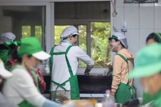 김혜경 여사가 24일 집중호우 피해를 입은 경기도 가평군 북면 백둔리 마을회관에서 자원봉사를 하고 있다. 2025.7.24 대통령실 제공