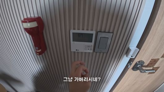 구독자 54만명을 보유한 여행 유튜버 ‘꾸준 kkujun’은 지난 19일 자신의 유튜브 채널을 통해 공개한 울릉도 여행기 영상에서 “밤새 에어컨이 안 돼 땀을 뻘뻘 흘리며 잤다”며 “오후 7시부터 에어컨이 작동하지 않았는데 주인이 와서 확인만 하고 그냥 가버렸다”고 황당함을 드러냈다.  유튜브 채널 ‘꾸준’ 캡처