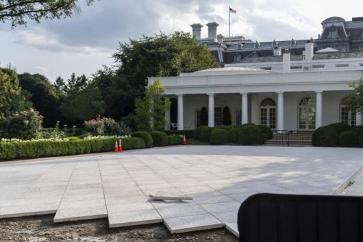 공사 진행 중인 백악관 로즈가든 - 2025년 7월 23일(현지시간) 미국 워싱턴 백악관 로즈가든이 공사 중인 모습. AP 연합뉴스