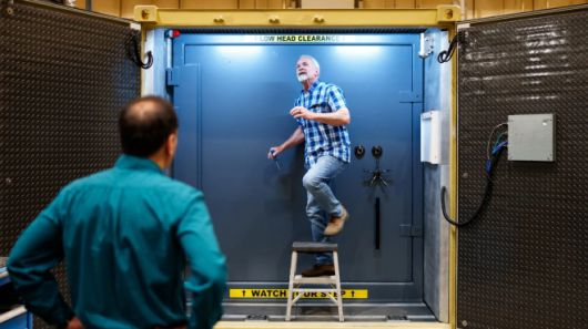 미국 샌디아 국립연구소 연구원이 이동형 핵 보관시설 내부에서 센서를 조정하고 있다. 이 장비는 온도·습도 제어와 보안 감시 기능을 갖춘 전장 운용용 시설로 개발 중이다. 출처=샌디아 국립연구소