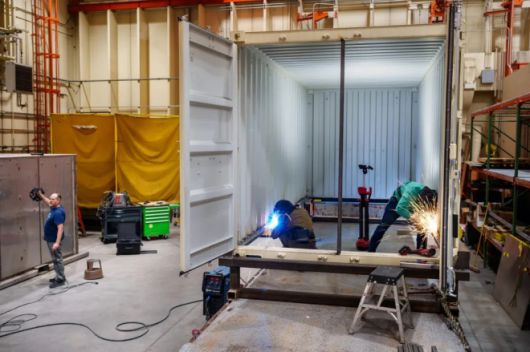 미국 샌디아 국립연구소 직원들이 전술핵 보관용 이동형 시설의 시제품을 조립하고 있다. 해당 시설은 컨테이너 형태로 제작돼 전장 배치 유연성을 높이는 데 초점을 맞췄다. 출처=샌디아 국립연구소