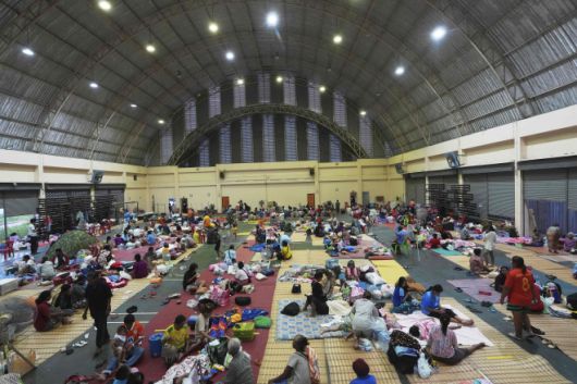 태국과 캄보디아 간 충돌로 인해 집을 떠난 태국 주민들이 25일(현지시간) 수린주(州)에 마련된 대피소에서 휴식을 취하고 있다. AP 연합뉴스