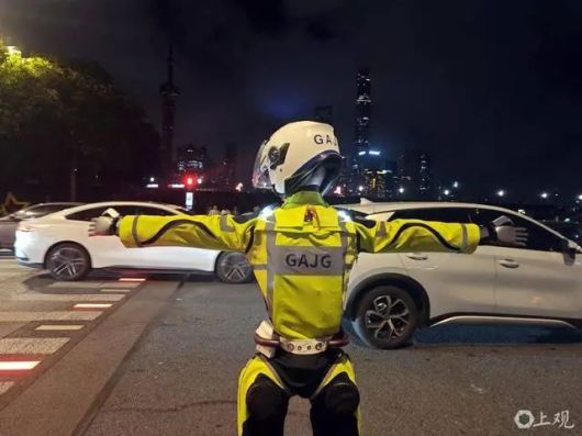 23일(현지시간) 중국 상하이 황푸구의 한 주요 교차로에서 경찰 제복을 입은 휴머노이드 로봇 ‘샤오후’(小虎, Little Tiger)가 교통을 안내하고 있다. 사진=중국 상관신문(上观新闻)