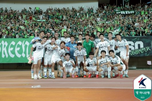 지난 26일 광주FC 원정경기에서 2-1로 승리한 뒤 팬들 앞에서 기념촬영하는 전북 현대 선수들. 한국프로축구연맹 제공