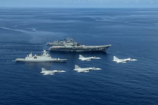 태국 공군이 공개한 해상 작전 훈련 사진 - 스웨덴제 JAS-39 그리펜 전투기 편대가 태국 해군의 경항공모함 차크리 나루에벳함(911번)과 호위함 인타라킷 인근을 비행하고 있다. 태국 공군은 “국민과 군이 하나가 돼 조국과 주권을 지켜낸다”는 메시지를 전하며 이 사진을 공식 페이스북에 공개했다. 출처=태국 공군