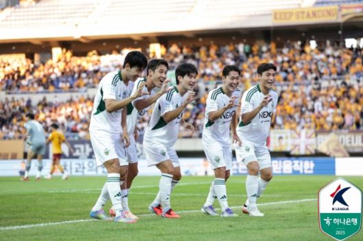 전북 현대 선수들이 지난 26일 광주FC 원정경기에서 선제골을 넣은 뒤 함께 기뻐하고 있다. 한국프로축구연맹 제공