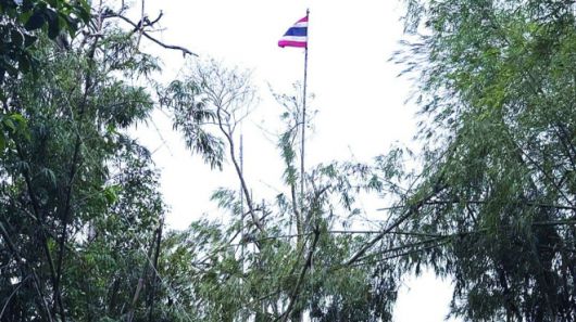 태국군이 캄보디아와의 국경 분쟁 격전지인 푸 마 쿠아 고지 정상에 자국 국기를 게양하고 있다. 이번 장면은 태국 공군의 첫 번째 공습 이후 해당 지역을 탈환한 뒤 공개된 것으로, 군은 “국토와 주권 수호의 상징”이라며 국민 단결을 호소했다. 출처=태국 공군 페이스북