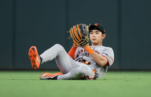 샌프란시스코 자이언츠 이정후가 23일(한국시간) 미국 조지아주 애틀랜타 트루이스트파크에서 열린 2025 미국프로야구 메이저리그(MLB) 정규시즌 애틀랜타 브레이브스와의 원정 경기에서 수비하고 있다. AFP 연합뉴스