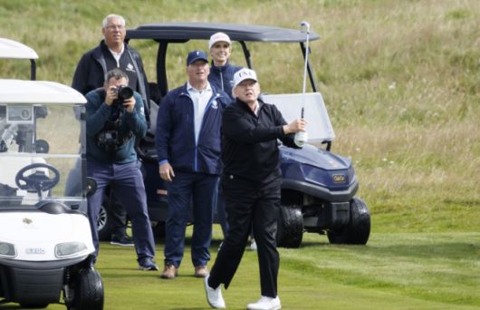 지난 26일 스코틀랜드 턴베리 골프 리조트에서 골프를 즐기고 있는 트럼프 대통령. EPA 연합뉴스