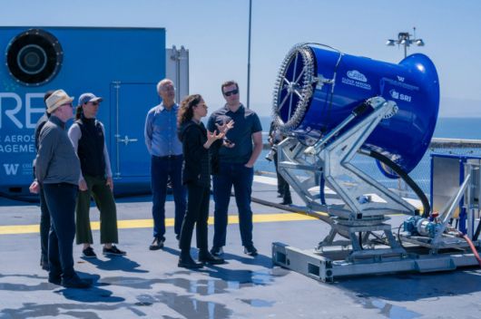 워싱턴대 해양 구름 밝히기 프로그램 소속 제시카 메드라도 엔지니어가 캘리포니아주 알라메다에 정박 중인 USS 호넷 항공모함 갑판에서 분사 장비 앞에 모인 방문자들에게 실험 내용을 설명하고 있다. 출처=실버라이닝