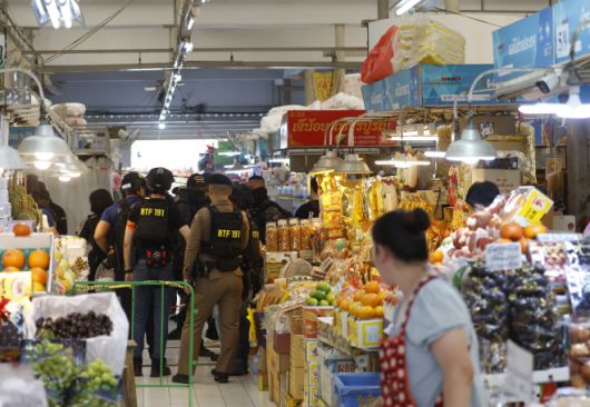 태국 경찰이 28일 총기 난사 사건이 벌어진 방콕의 오또꼬 시장 현장을 점검하고 있다. 방콕 EPA 연합뉴스