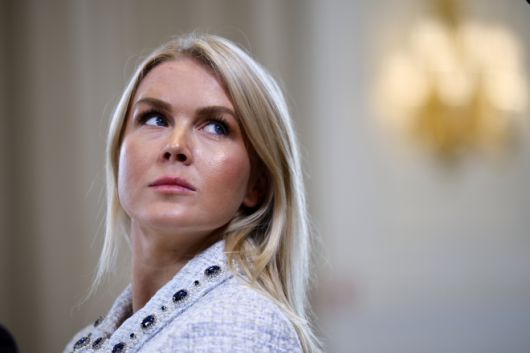 캐럴라인 레빗 백악관 대변인이 2025년 7월 28일(현지시간) 영국 스코틀랜드 턴베리의 트럼프 턴베리 골프 리조트에서 열린 도널드 트럼프 미국 대통령과 키어 스타머 영국 총리 간 회담 중 모습을 지켜보고 있다. EPA 연합뉴스