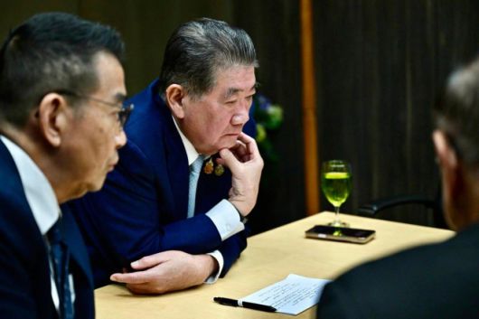 푸탐 웨차야차이 태국 총리 권한대행(가운데)이 2025년 7월 28일(현지시간) 방콕 총리실에서 도널드 트럼프 미국 대통령과 통화하며 참모진과 함께 상황을 청취하고 있다. 푸탐 권한대행은 전날 말레이시아 푸트라자야에서 훈 마네트 캄보디아 총리와 회담을 갖고 국경 분쟁 관련 휴전에 합의한 뒤 귀국했다. 태국 총리실 제공·AP=연합뉴스