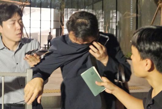 김건희 여사 오빠인 김진우 씨가 28일 김 여사 관련 의혹들을 수사하는 민중기 특별검사팀 사무실이 위치한 서울 종로구 KT광화문빌딩에서 조사를 마친 뒤 얼굴을 가린 채 특검 사무실을 나서고 있다. 김씨는 이른바 ‘양평 공흥지구 개발 특혜 의혹’의 핵심 당사자다. 2025.7.28 연합뉴스