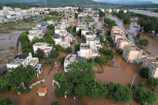 최근 집중호우로 피해를 입은 중국 베이징 외곽 미윈구 타이시툰 마을에 있는 주택들이 물에 잠겨 있는 모습. 2025.7.28 AFP 연합뉴스