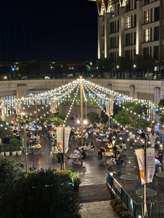 제주신화월드가 8월말까지 펼치고 있는 제뮤 버스킹 행사의 모습. 제주도 제공