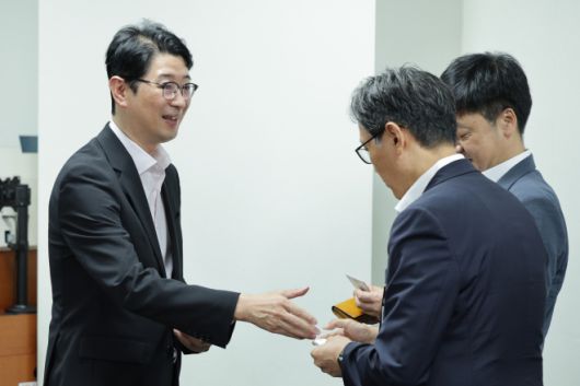 주진우(왼쪽) 국민의힘 의원이 28일 국회 의원회관에서 열린  상법개정안 경제단체 의견 청취 간담회에서 참석자들과 인사하고 있다. 뉴스1