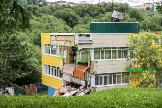 러시아 극동 캄차카 지방 주도인 페트로파블롭스크캄차츠키 남쪽 해역에서 30일 오전 규모 8.7의 강진이 일어나 유치원 건물 일부가 붕괴됐다. 타스 연합뉴스