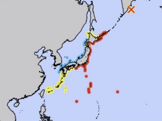 30일(현지시간) 러시아 캄차카반도 동쪽 바다에서 규모 8.7 지진이 발생한 가운데 일본은 태평양 연안 지역에 쓰나미 주의보를 내렸다. 일본 기상청이 올린 관련 지도에 쓰나미 경보(빨간색)와 주의보(노란색) 지역이 표시돼 있다. 독도는 파란색으로 칠해져 있어 일본 영토로 표시한 것을 알 수 있다. 일본 기상청 홈페이지 캡처
