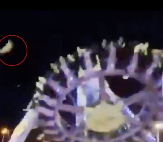 사우디 현지시간으로 지난달 30일 제다 인근의 타이프에 있는 한 놀이공원에서 놀이기구가 옆 기둥과 충돌해 부러지는 사고가 발생했다. 왼쪽 동그라미는 놀이기구 밖으로 튕겨 나간 탑승객