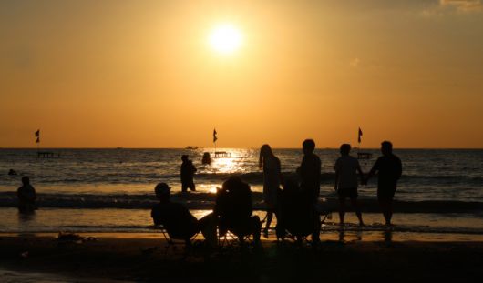 폭염에 저녁에도 ‘풍덩’ - 폭염이 기승을 부린 지난달 22일 저녁 제주시 이호테우해수욕장에서 피서객들이 물놀이하며 더위를 식히고 있다. 이호테우해수욕장은 오는 15일까지 야간 개장한다. 연합뉴스