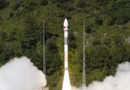 중국이 지난달 30일 하이난 상업 위성 발사장에서 발사한 창정 8호 로켓. CGTN 캡처