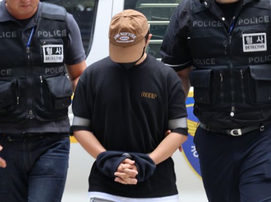 남편 중요부위 절단한 아내 범행에 가담한 사위 구속심사 - 남편의 신체 중요 부위를 절단한 50대 여성의 범행에 가담한 30대 사위가 2일 구속 전 피의자 심문(영장실질심사)이 열리는 인천지법에 들어서고 있다. 2025.8.2 연합뉴스