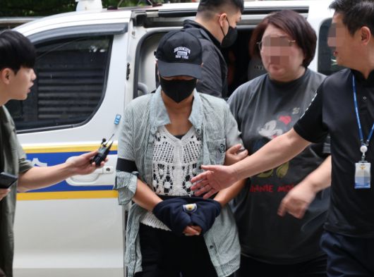 남편 중요부위 절단한 아내 구속심사 출석 - 남편의 신체 중요 부위를 절단해 살해하려 한 혐의를 받는 50대 여성이 2일 구속 전 피의자 심문(영장실질심사)이 열리는 인천지법에 들어서고 있다. 2025.8.2 연합뉴스
