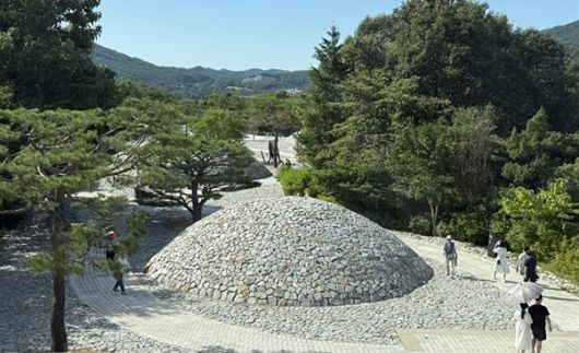 신라 고분에서 영감을 받은 강원도 원주시 뮤지엄산의 스톤가든 반구형 석조 구조