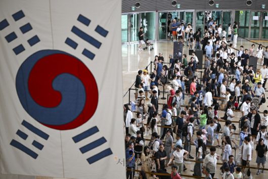 주말인 3일 서울 용산구 국립중앙박물관 상설전시관에 관람객들이 몰려 있다. 국립중앙박물관에 따르면 지난 7월 1일부터 30일까지 국립중앙박물관을 찾은 관람객 수는 총 69만4천552명으로 지난해 같은 기간 대비 두 배가 넘는 수치다. 2025.8.3 이지훈 기자