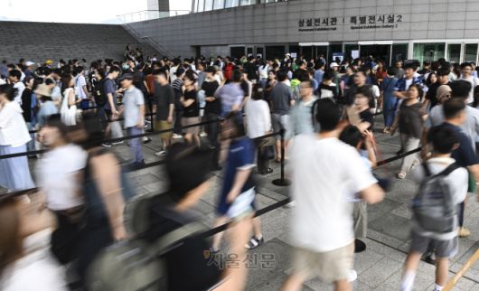주말인 3일 서울 용산구 국립중앙박물관을 찾은 수많은 관람객들이 입장하기 위해 줄 서 있다. 국립중앙박물관에 따르면 지난 7월 1일부터 30일까지 국립중앙박물관을 찾은 관람객 수는 총 69만4천552명으로 지난해 같은 기간 대비 두 배가 넘는 수치다. 2025.8.3 이지훈 기자