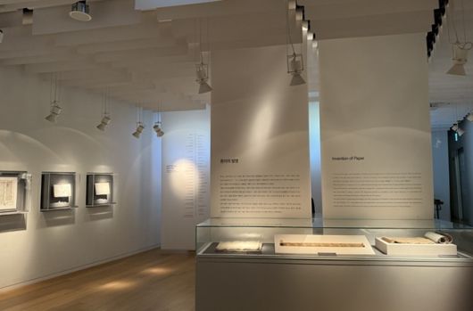 뮤지엄산 페이퍼갤러리. 종이를 둘러싼 역사와 기술, 감각을 소개하는 상설 전시 공간이다.
