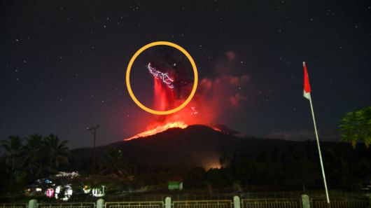 2025년 8월 1일(현지시간) 인도네시아 동누사텡가라주 플로레스섬에서 발생한 화산 폭발 당시 르워토비 라키라키 화산이 화산 물질을 분출하는 모습. 인도네시아 에너지 및 광물 자원부 산하 화산학 및 지질 재해 완화 센터(PVMBG) 제공. AP 연합뉴스