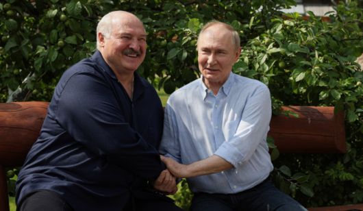 블라디미르 푸틴 러시아 대통령(사진 오른쪽)과 알렉산더 루카셴코 벨라루스 대통령이 1일(현지시간) 러시아 카렐리아 공화국에 있는 발람 수도원에서 만나 악수하고 있다. AP 연합뉴스