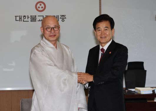 정동영(오른쪽) 통일부 장관이 4일 서울 종로구 조계사에서 대한불교조계종 총무원장 진우 스님을 예방해 악수하고 있다. 2025.8.4 연합뉴스