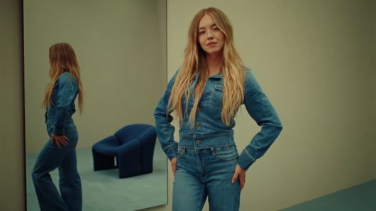 할리우드 여배우 시드니 스위니가 출연한 ‘아메리칸 이글’ 청바지 광고. 아메리칸 이글