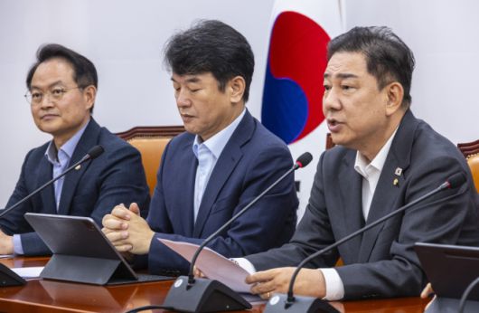 민주당 원내대책회의에서 발언하는 김병기 원내대표 - 더불어민주당 김병기 원내대표가 5일 국회에서 열린 원내대책회의에서 발언하고 있다. 2025.8.5 연합뉴스