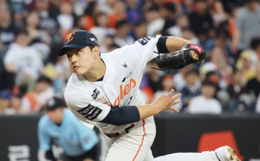 역투하는 문동주 - 5일 대전 한화생명 볼파크에서 열린 프로야구 2025 신한 SOL 뱅크 KBO리그 KT 위즈와 한화 이글스의 경기. 4회 초 한화 선발 문동주가 역투하고 있다. 2025.8.5 연합뉴스