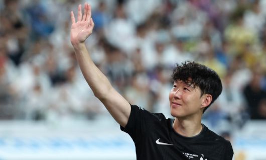 북런던의 전설, 이제는 안녕 - 올여름 팀을 떠나기로 한 토트넘 홋스퍼 손흥민이 3일 서울월드컵경기장에서 열린 2025 쿠팡플레이 시리즈 뉴캐슬 유나이티드와의 친선경기가 끝난 뒤 팬들에게 인사하고 있다. 2025.8.3 연합뉴스