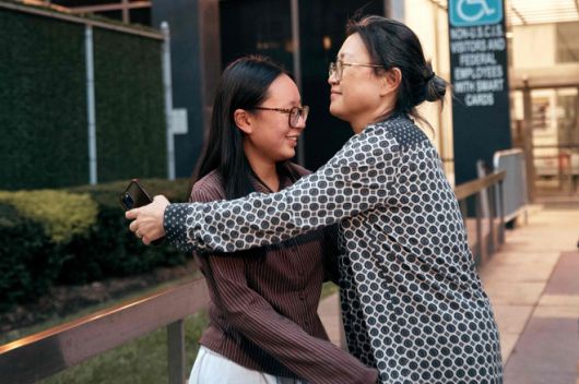 미국 뉴욕 맨해튼 이민세관단속국(ICE)에 체포됐다 4일(현지시간) 석방된 한국인 유학생 고연수(20·퍼듀대)씨가 어머니인 대한성공회 김기리 신부와 재회하고 있다. 2025.8.5 맨해튼 AFP 연합뉴스