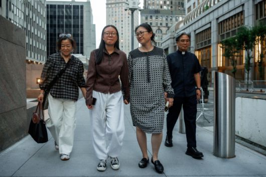 미국 뉴욕 맨해튼 이민세관단속국(ICE)에 체포됐다 4일(현지시간) 석방된 한국인 유학생 고연수(20·퍼듀대)씨가 어머니인 대한성공회 김기리 신부와 ICE 청사를 떠나고 있다. 2025.8.5 맨해튼 AP 연합뉴스